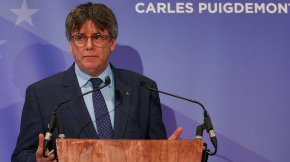 Puigdemont se reúne con la cúpula de JxCat en Francia en plenas negociaciones con el PSOE