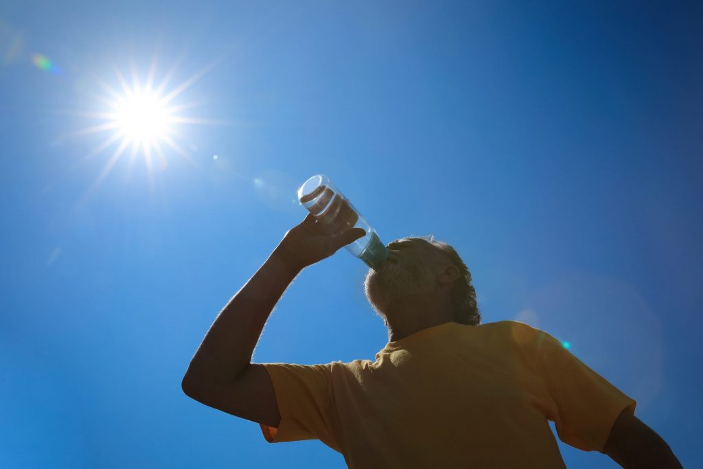 hombre-mayor-bebiendo-agua-prevenir-golpe-calor-al-aire-libre-vista-angulo-2048x1365