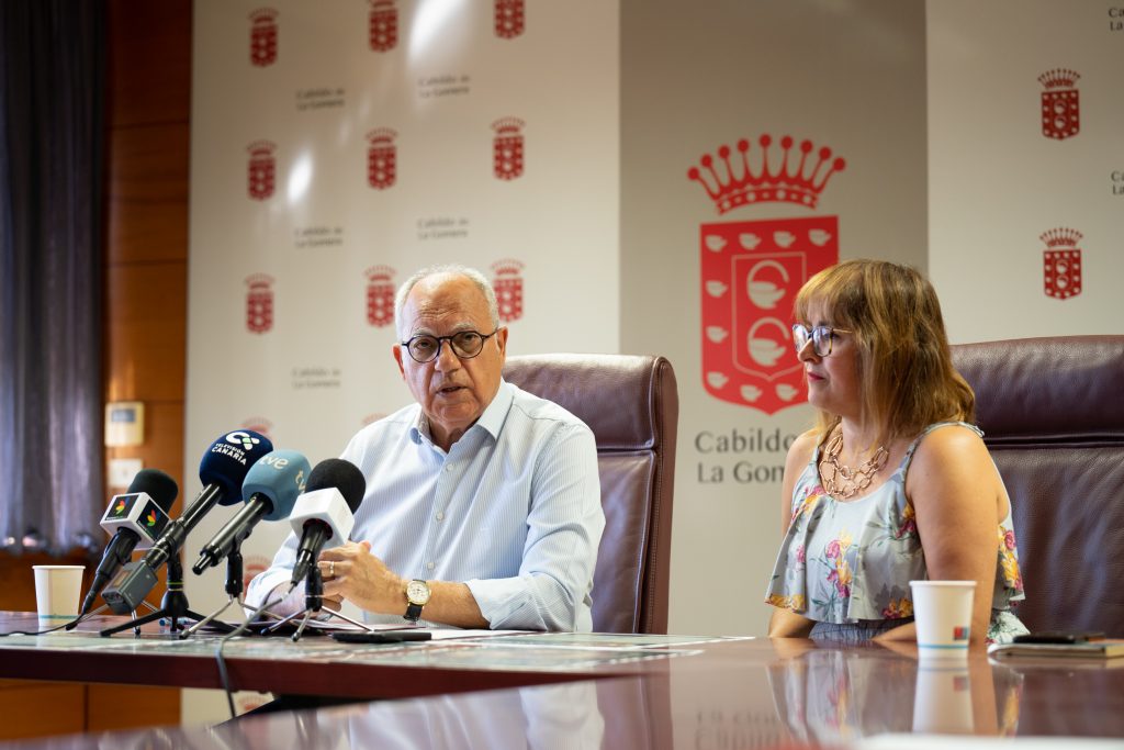 110324 Casimiro Curbelo, presidente del Cabildo de La Gomera, junto a la consejera insular de Educación, Rosa Elena García