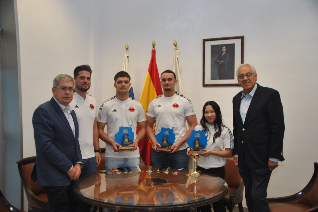 Aixel Ramírez, entre sus compañeros de club, Alejandra Rodríguez y Leonel Rodríguez, con el alcalde Marco Aurelio Pérez y el concejal de Deportes, Ramón Suárez