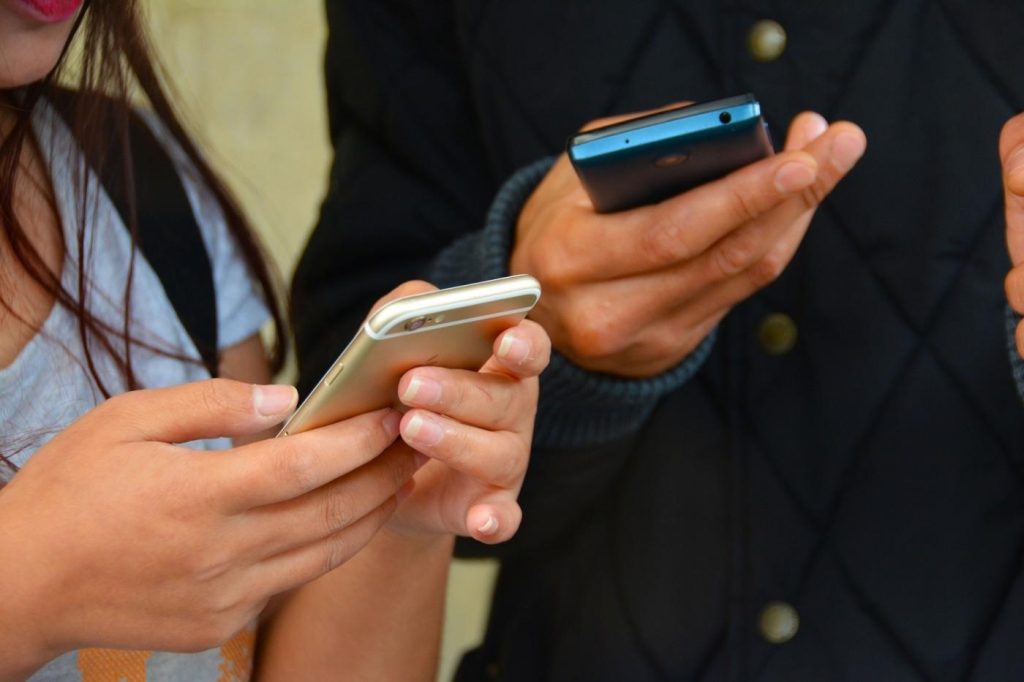 Andalucía prohíbe cualquier tipo de uso del teléfono móvil en las aulas hasta 2º de la ESO