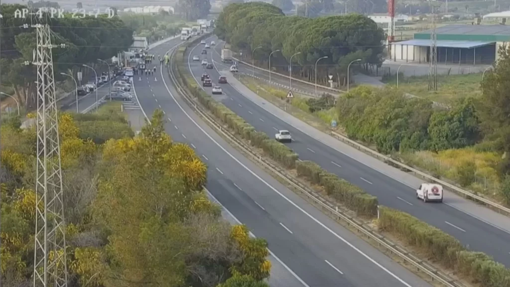 Detenido el conductor del camión que arrolló a vehículos de la Guardia Civil en la AP-4