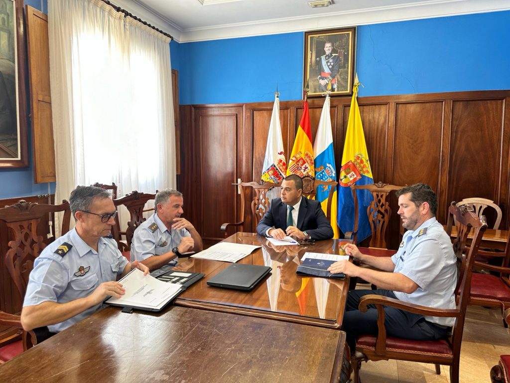 El alcalde junto a los representantes del Ejército del Aire durante su encuentro en las Casas Consistoriales