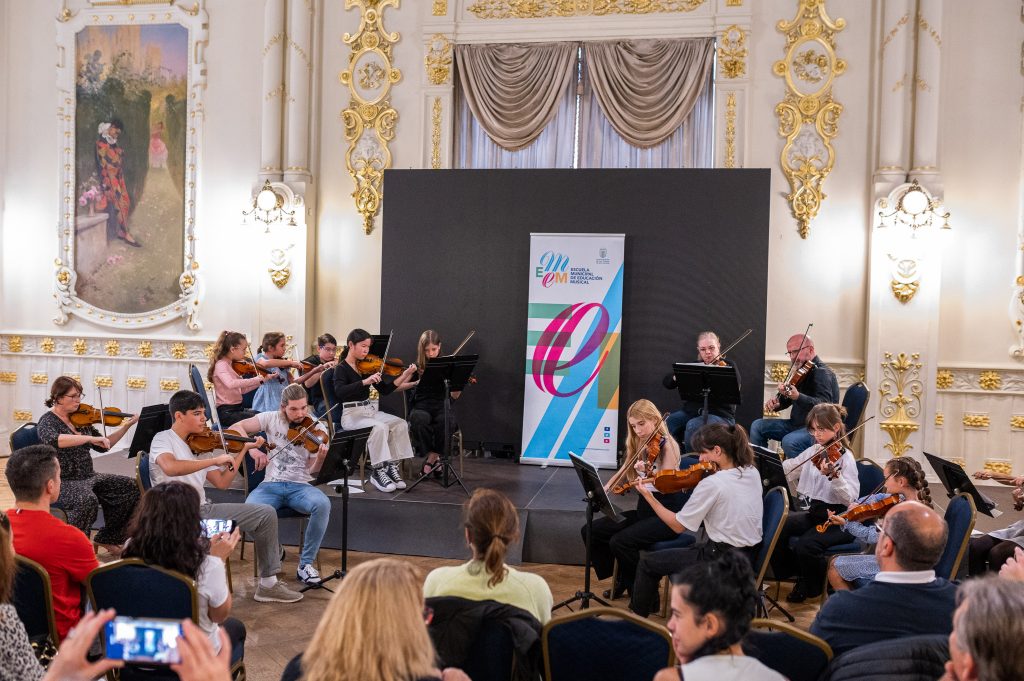 El alumnado de la EMEM durante una audición de violín