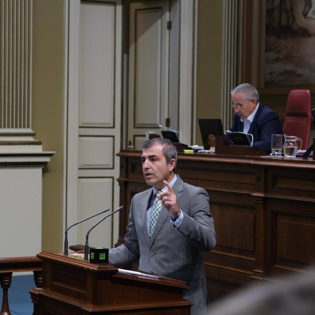 El consejero de Economía, Manuel Domínguez, durante su intervencion en el pleno de esta semana