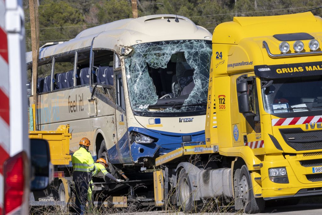 El vuelco de un autocar con turistas del Imserso en Mallorca causa 24 heridos, 7 graves