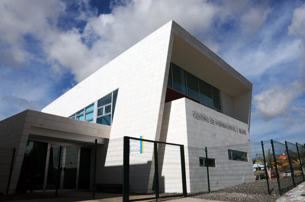 Fachada del Centro de Formación El Tablero donde se impartirá el curso de capacitación digital (1)