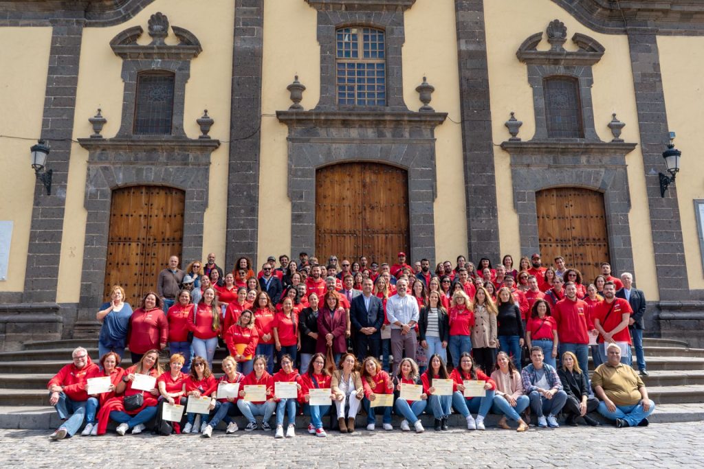 Foto de familia en el frontis de la Iglesia de Santa María de Guía