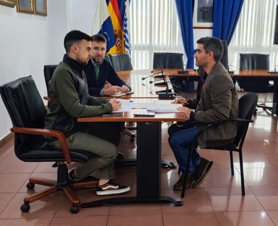 Juan Siverio junto a representantes de la Oficina de Energías Renovales de Tenerife