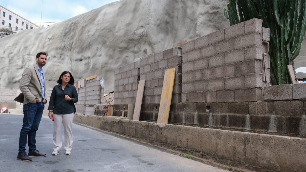 LA ALCALDESA CAROLINA DARIAS SUPERVISA JUNTO AL CONCEJAL CARLOS DÍAZ LAS OBRAS EN REINA MERCEDES