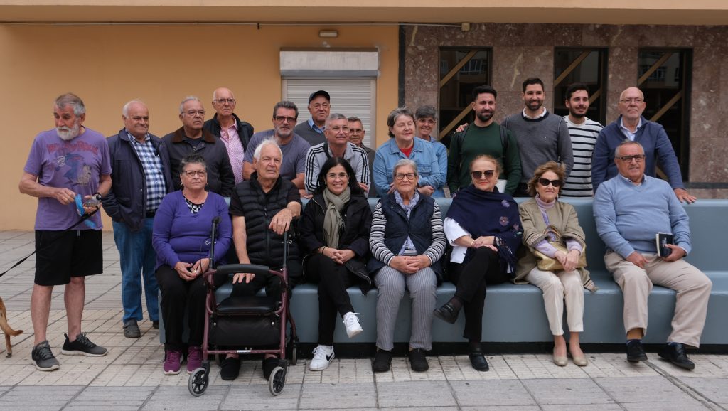 LA ALCALDESA DARIAS JUNTO A LOS EDILES HÉCTOR ALEMÁN Y CARLOS DÍAZ JUNTO A VECINOS Y VECINAS DE MILLER BAJO 1,