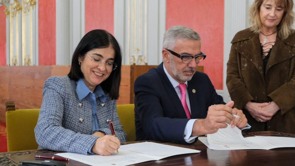 LA ALCALDESA DARIAS Y EL RECTOR LUIS SERRA DURANTE EL ACTO FIRMA DEL CONVENIO