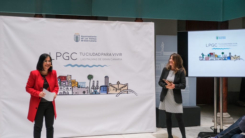 LA ALCALDESA DARIAS Y LA DISEÑADORA CRISTINA PÉREZ DURANTE LA PRESENTACIÓN DE LA IMAGEN CORPORATIVA DE LA CIUDAD 1