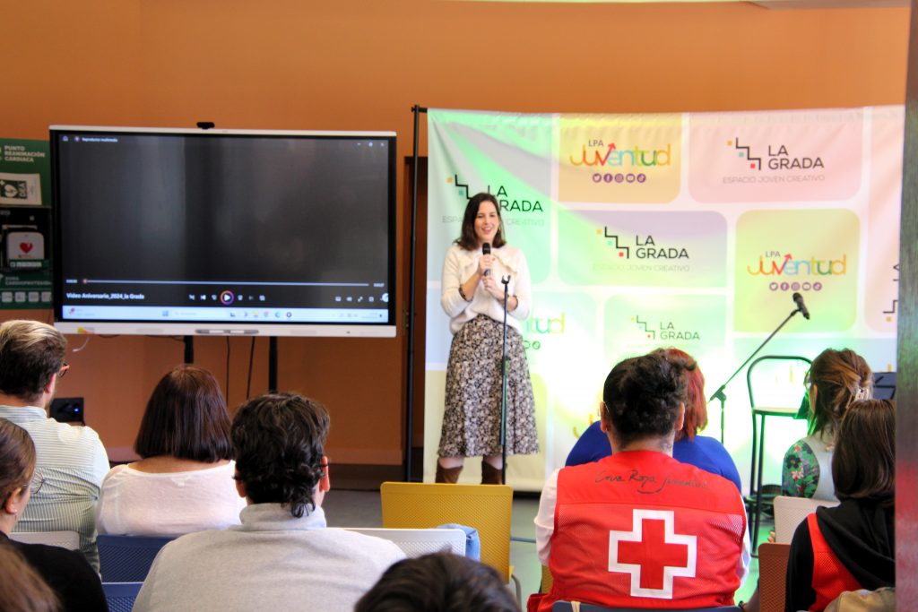 La concejala de Juventud Carla Campoamor durante su intervención en la celebración del primer aniversario de La Grada