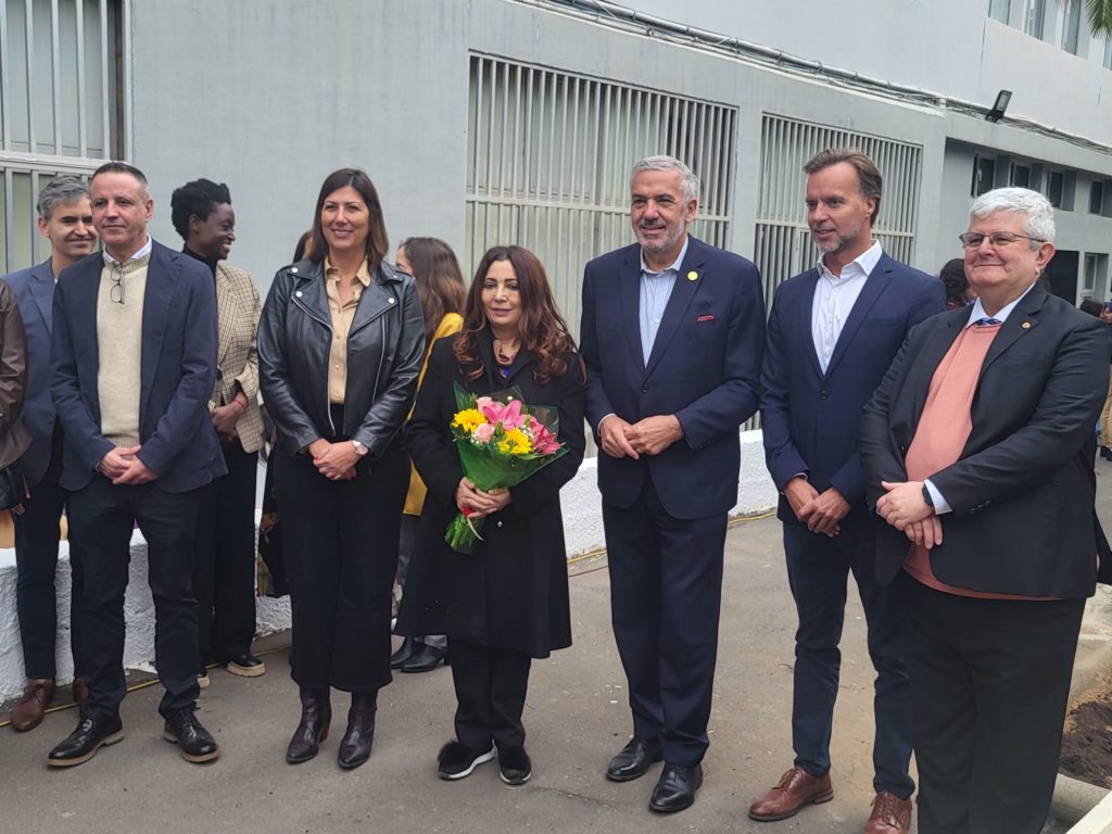 La premio Nobel de la Paz Ouided Bouchamauni durante su visita al IES Pérez Galdos (1)