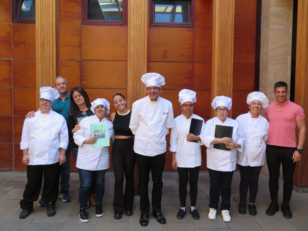 Los alumnos de cocina tras recoger sus diplomas