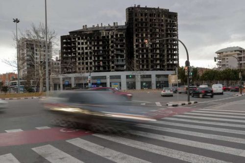 Los peritos de las aseguradoras entran hoy al edificio incendiado en València