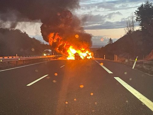 Una protesta agraria corta con una quema de neumáticos la A-1 en Gumiel de Izán (Burgos)