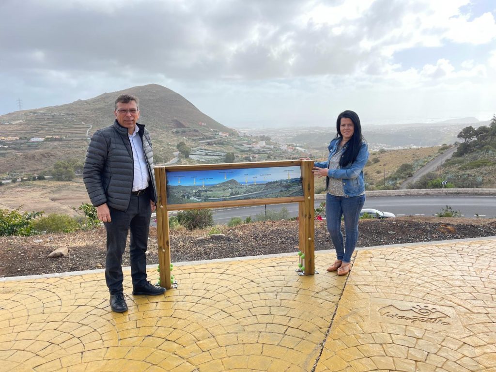 alcalde y concejala en el Mirador de La Barrera