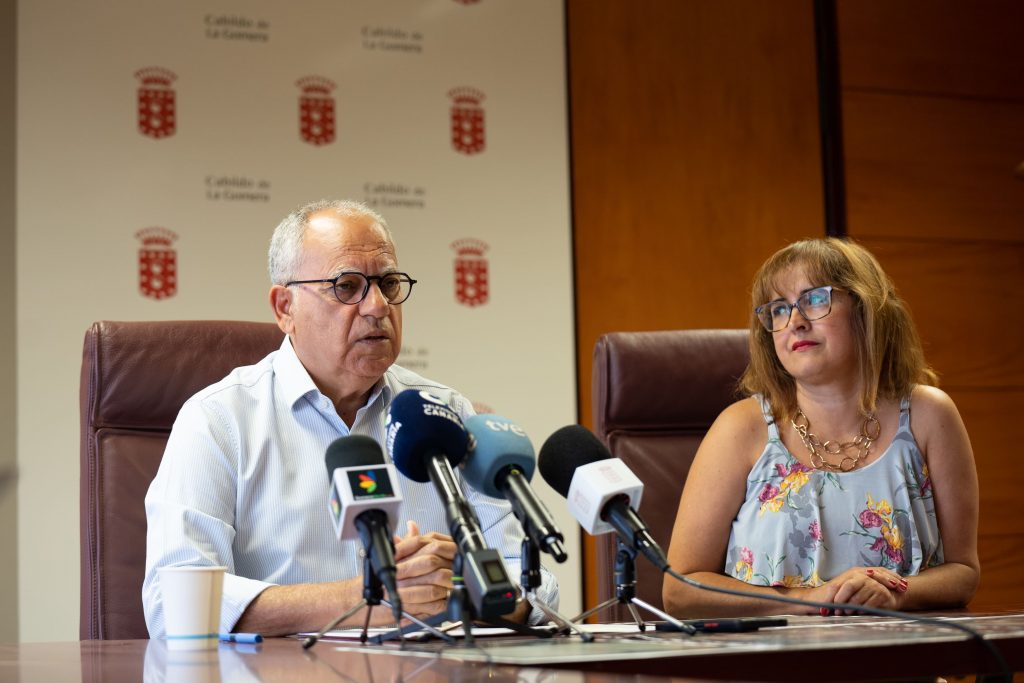 030424 Casimiro Curbelo y Rosa Elena García durante una atención a medios