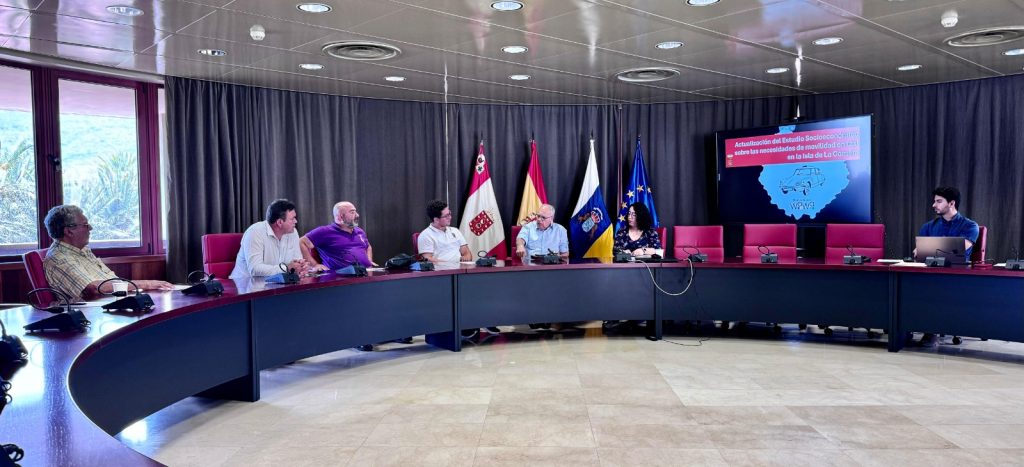 180424 El presidente del Cabildo, Casimiro Curbelo, y la consejera insular de Movilidad, Cristina Ventura, reunidos con representantes del sector del taxi