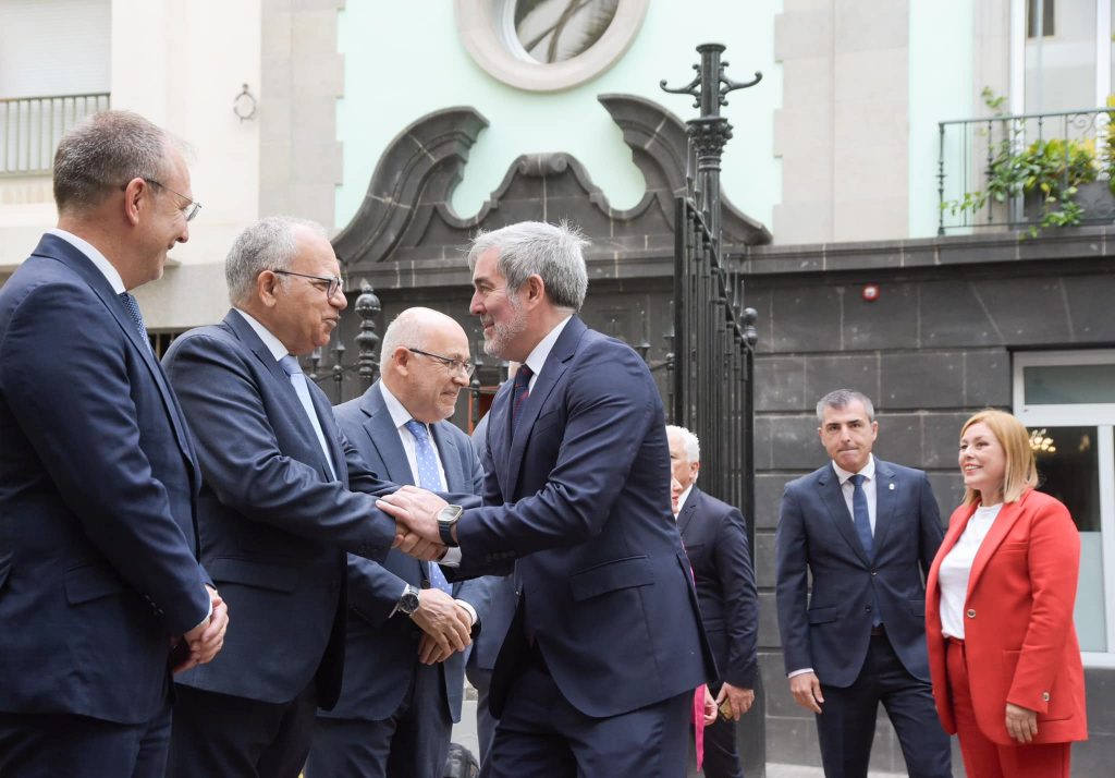 300424 Casimiro Curbelo, presidente del Cabildo de La Gomera, junto al presidente de Canarias, Fernando Clavijo