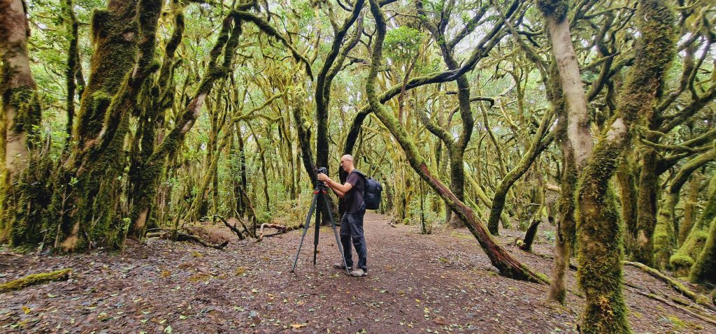 300424 Personal de la productora durante la localización de ubicaciones en La Gomera para la grabación del documental