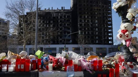 Afectados del incendio de Campanar se reúnen en silencio ante el edificio 2 meses después