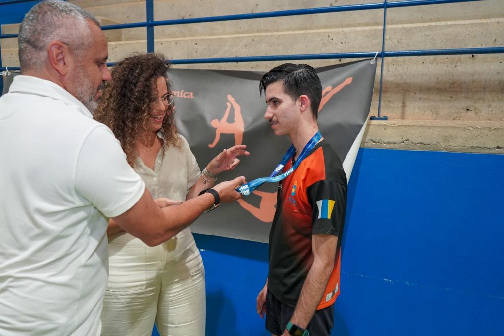 Alfredo Gonçalves y Ruth Martín con el gimnasta Jonathan Medina