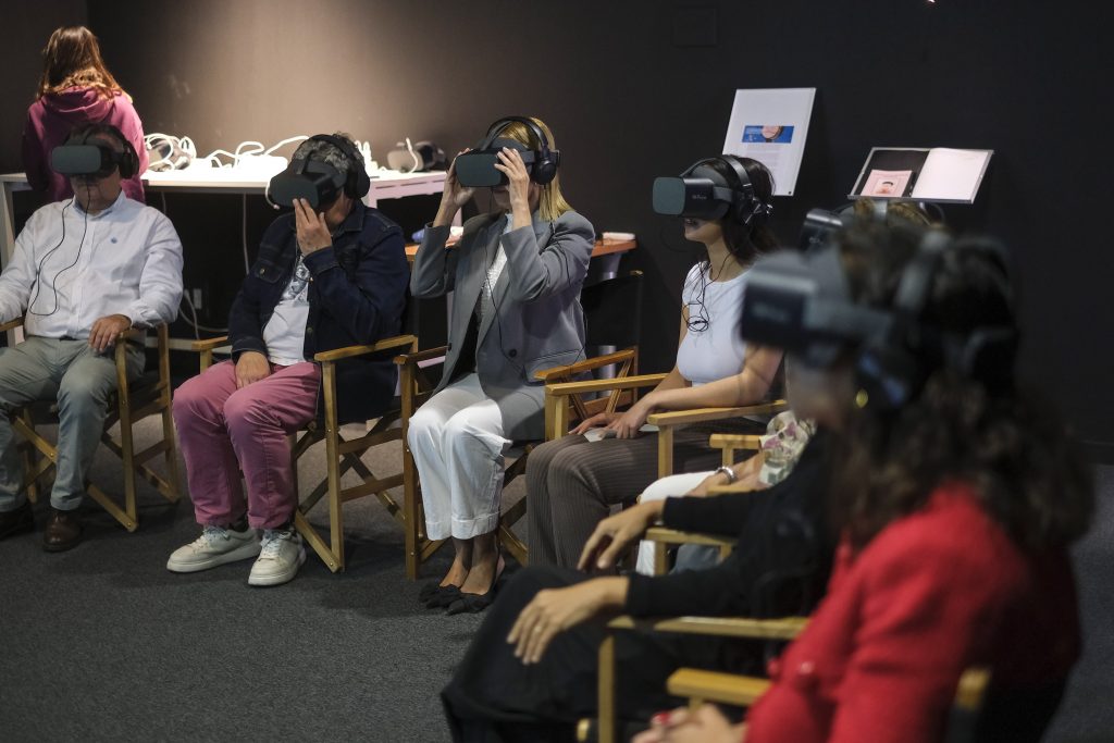 Algunas personas con las gafas de realidad virtual se disponen a distrutar del proyecto artístico