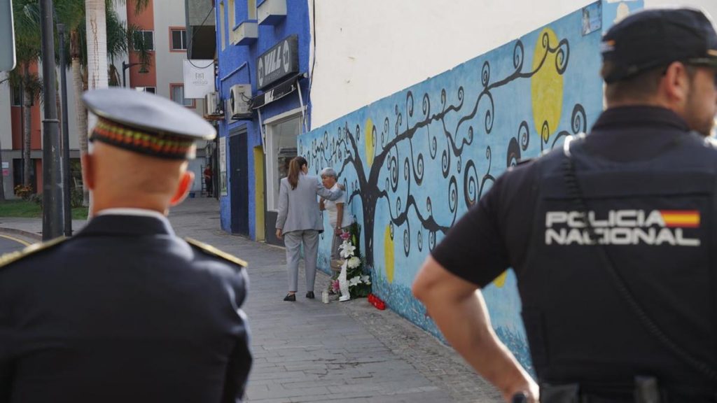 Arona rinde homenaje a las siete víctimas del edificio que colapsó en Los Cristianos hace ocho años