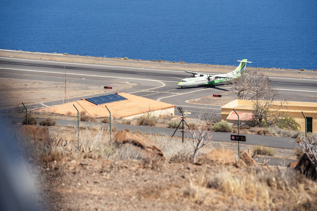 Avión aterrizando en el Aeropuerto de La Gomera