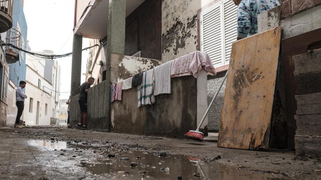 Casi 50 vecinos desalojados y daños materiales en Canarias por el oleaje y el viento