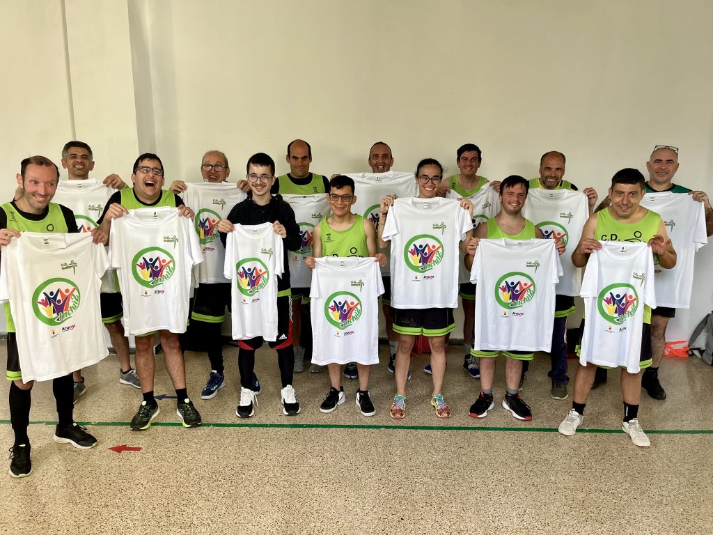 Deportistas del CD Inclúyete con la camiseta oficial del evento