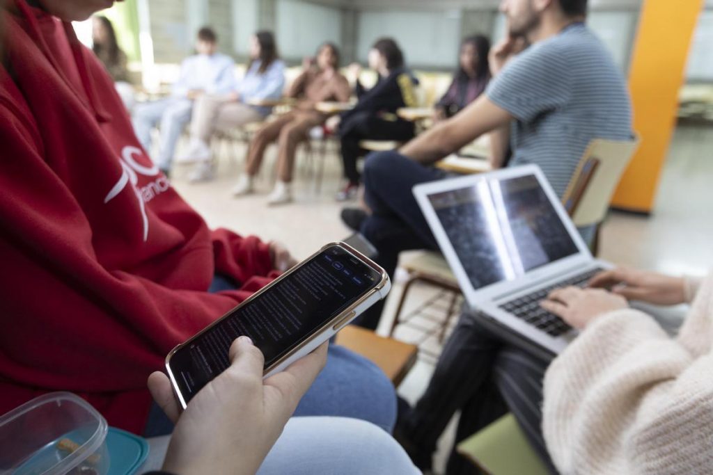 El 86% de familias catalanas pide un pacto social para no dar móvil a menores de 16 años