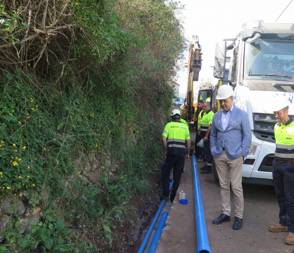 El alcalde, Pedro Rodríguez, durante una visita a los trabajos de renovación de la red en la zona de medianías en imagen de archivo