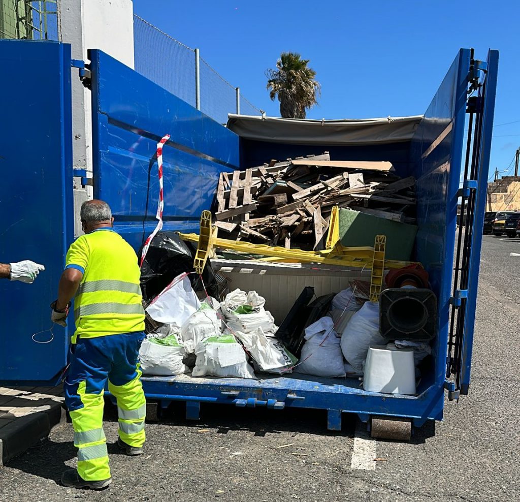 El servicio de acopio transitorio de trastos, enseres y escombros recorre otros 23 barrios durante el mes de abril (Costa Ayala 2)