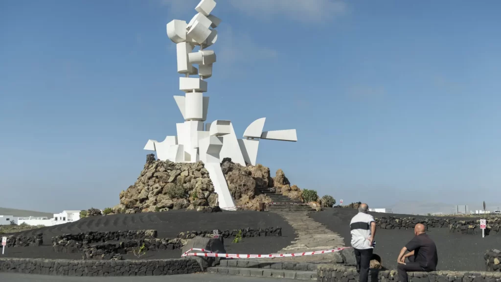 El viento arranca en Lanzarote algunas piezas del Monumento al Campesino, de Manrique