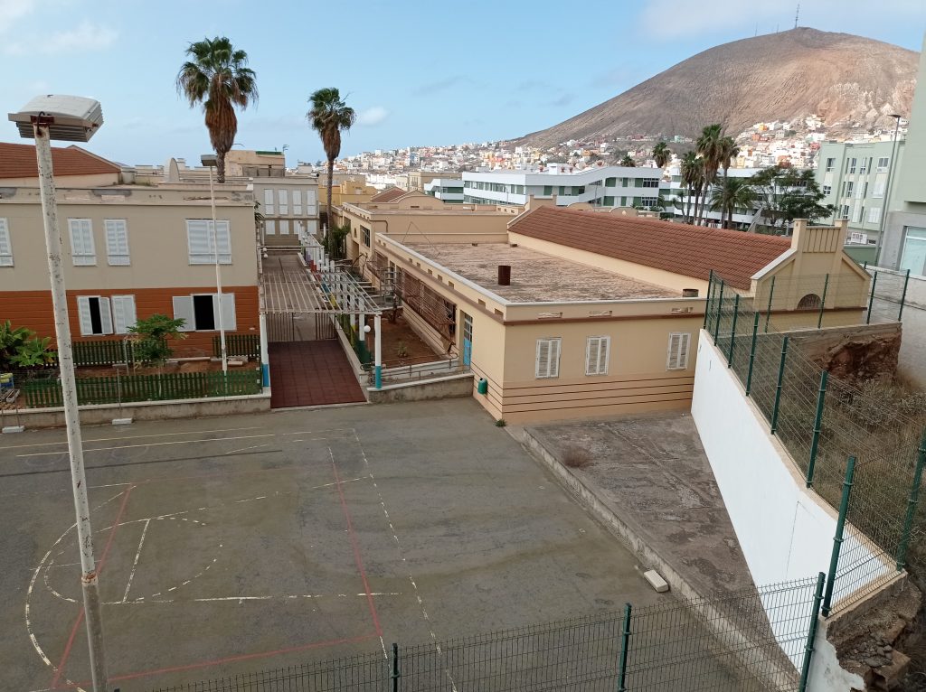 FOTO. Educación mejora la recogida de aguas pluviales en la cubierta del CEE Marente, en Gran Canaria (1)