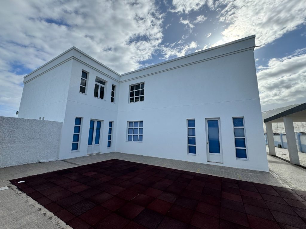 FOTO. Fachada rehabilitada CEIP Las Salinas, Los Silos