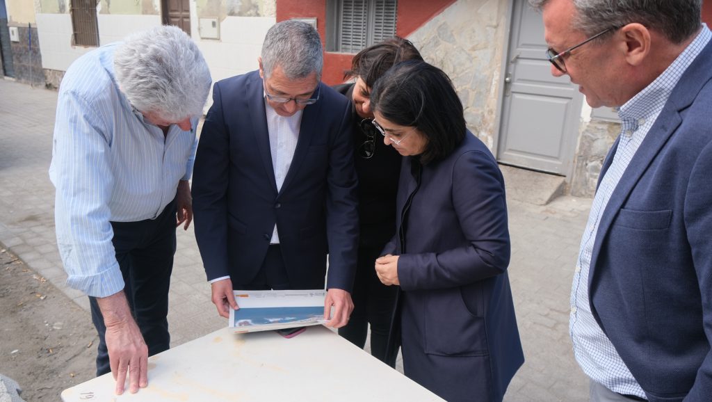 La alcaldesa y el secretario de Estado de Medio Ambiente recorren el barrio marinero de San Cristóbal (1)