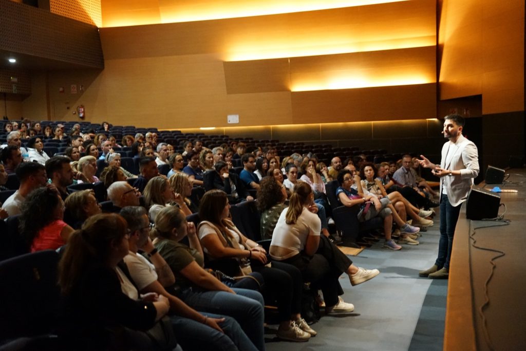 La conferencia del neurocirujano canario Jesús Martín cierra la III Feria de la Salud de Arona entre vítores y aplausos