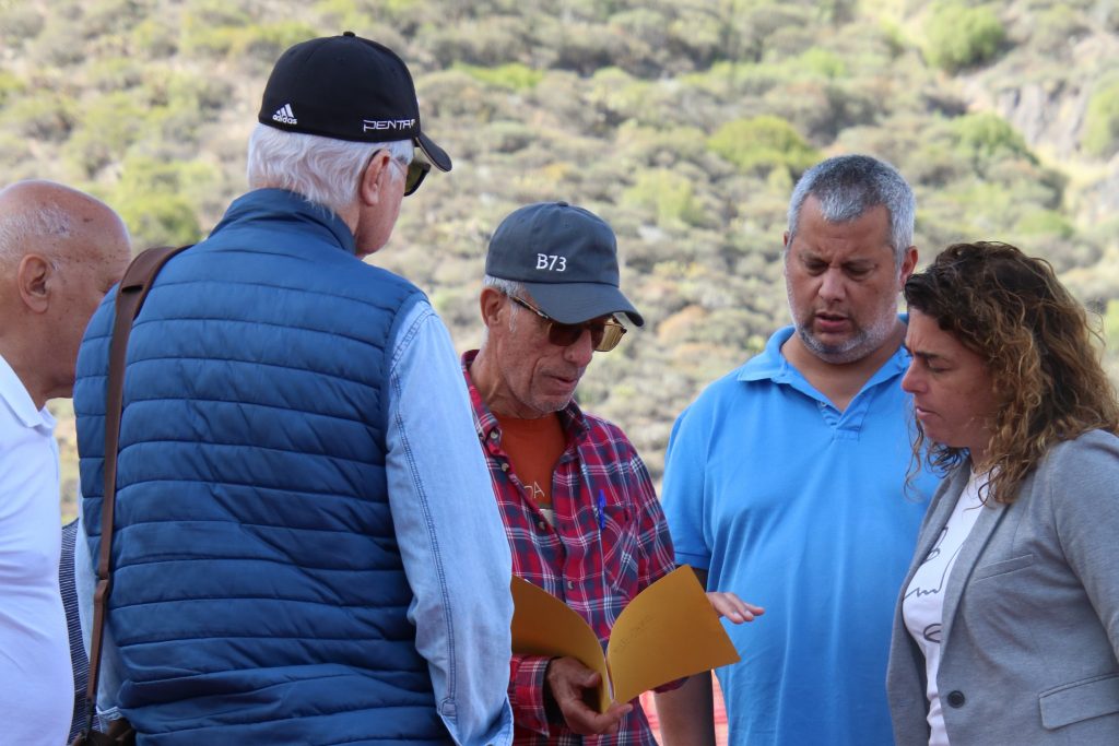 Parques y Jardines realiza una intervención especial en Tres Palmas por su 50 aniversario