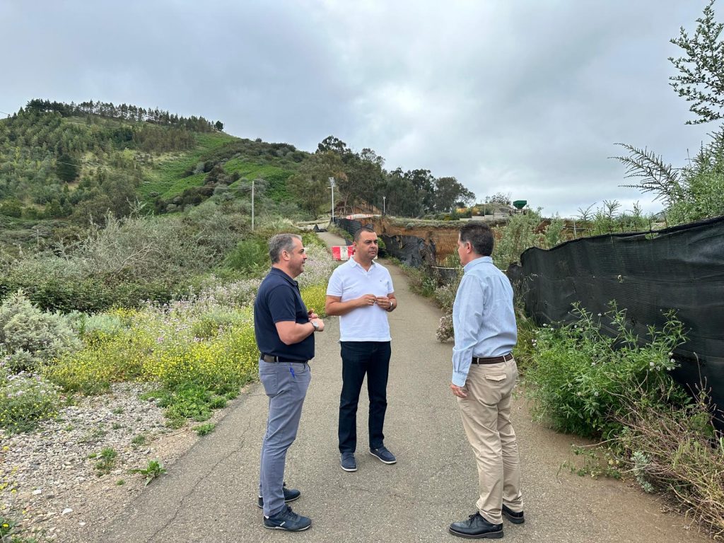 Pedro Rodríguez, acompañado del concejal de Obras, César Medina, a la izquierda de la imagen, visitaron la zona con un técnico