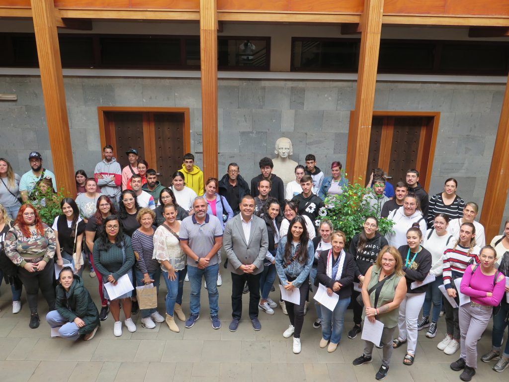 Pedro Rodríguez y Alfredo Gonçalves junto a parte de los integrantes de los nuevos PFAEs que se desarrollarán en Guía