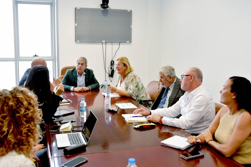 Reunión para la coordinación y colaboración de las universidades de verano de Maspalomas y Adeje