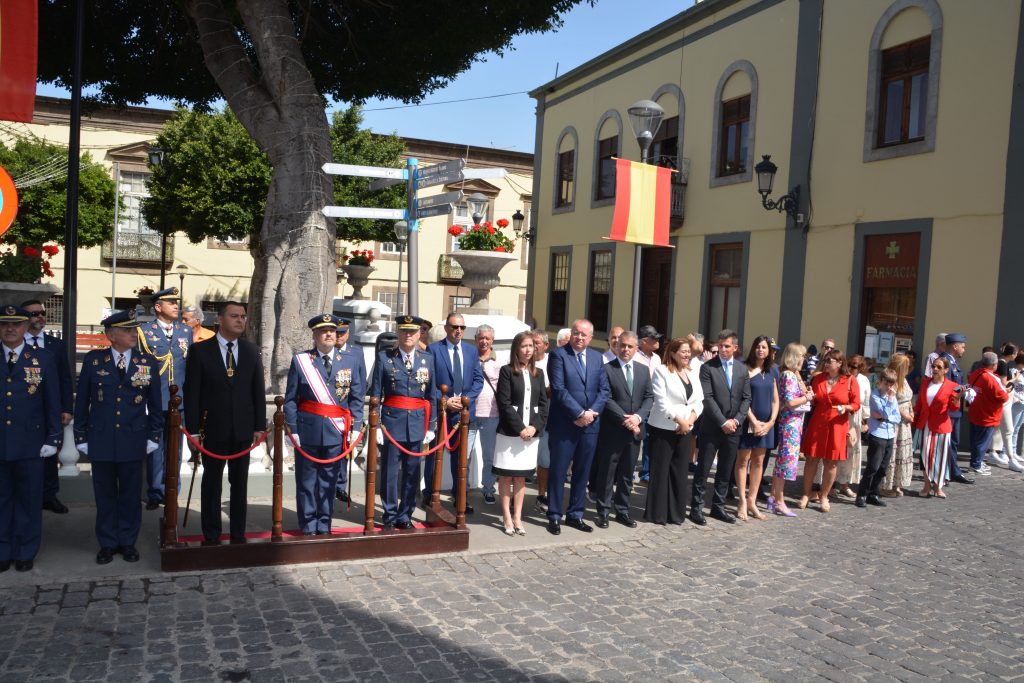 Un momento del acto de Jura de Bandera civil celebrado hoy en Guía (5)