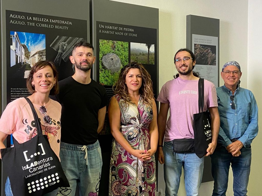 030524 La consejera insular de Turismo, María Isabel Méndez, junto a los guionistas participantes y su tutora