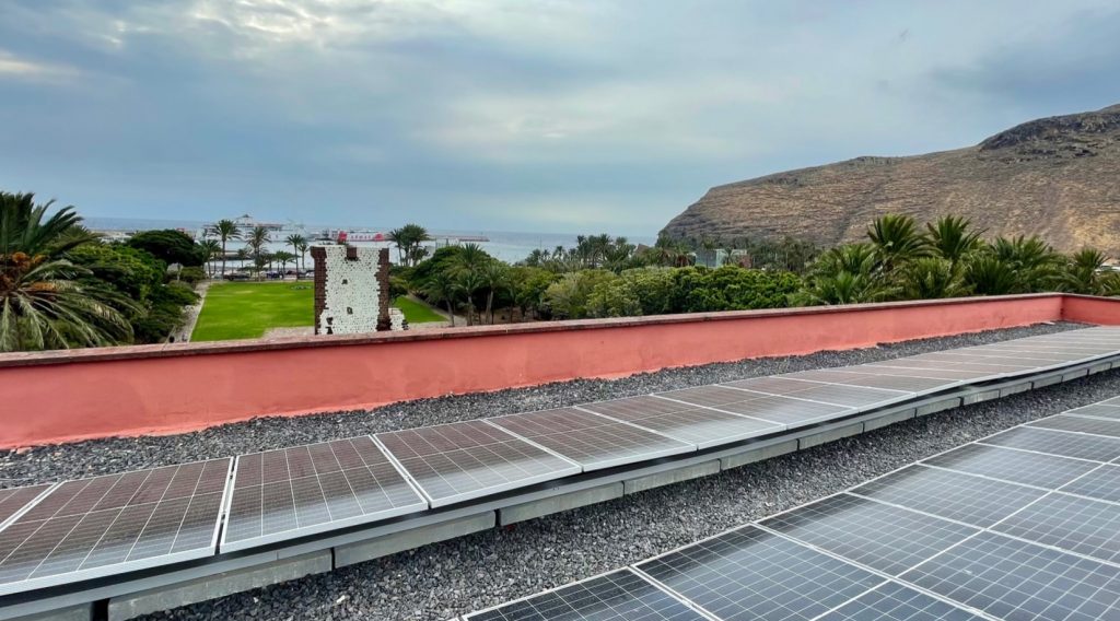 060524 Placas fotovoltaicas en el edificio sede del Cabildo de La Gomera