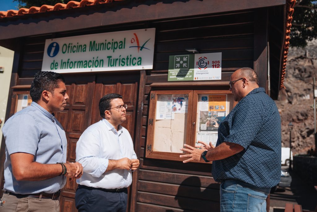 070524 De izq. a dcha. El consejero insular de Emergencias, Héctor Cabrera_ el alcalde de Valle Gran Rey, Borja Barroso_ y el representante de Fundación SSG, José Reyes